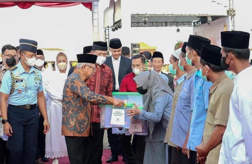 Badan Amil Zakat Nasional (BAZNAS) membagikan Paket Ramadhan Bahagia kepada para mustahik di Jawa Tengah.