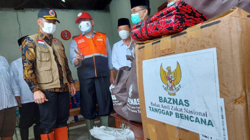 Badan Amil Zakat Nasional (Baznas) membantu masyarakat terdampak banjir dengan mendistribusikan paket logistik Kabupaten Kudus, Jawa Tengah pada Selasa (2/2). 