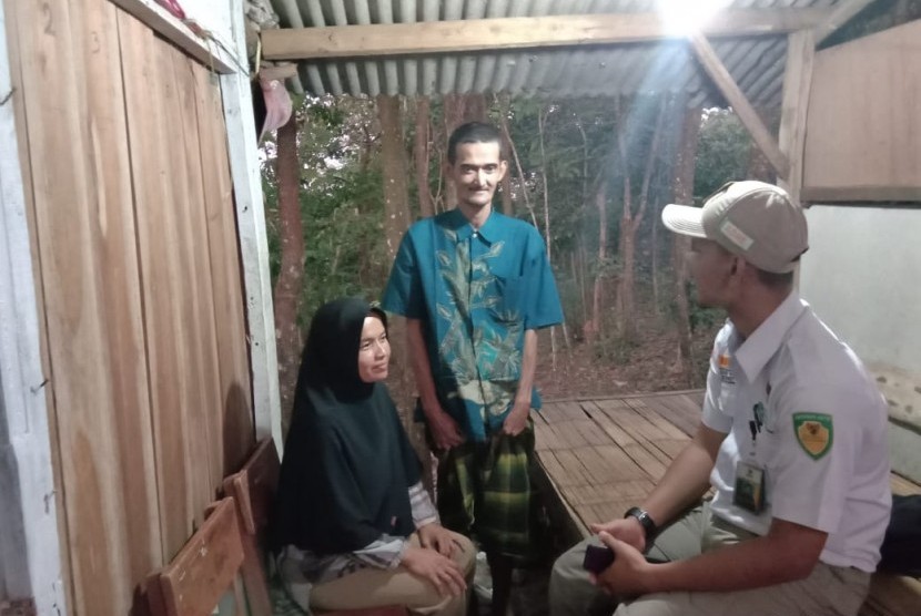Badan Amil Zakat Nasional (BAZNAS) membantu Nining Suryati (45), guru honorer yang kisahnya viral di media sosial karena tinggal di sebelah water closet (WC) sekolah tempat ia mengajar yakni di SDN Karyabuana 3, Kecamatan Cigeulis, Pandeglang, Banten.