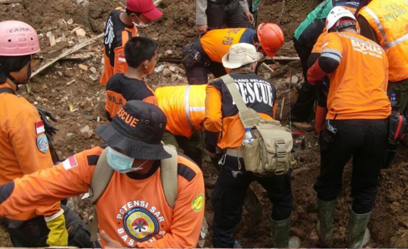 Badan Amil Zakat Nasional (BAZNAS) membantu proses evakuasi korban bencana tanah longsor yang terjadi di Desa Ngetos, Kecamatan Ngetos, Kabupaten Nganjuk, Jawa Timur. Hujan dengan intensitas tinggi mengakibatkan tebing longsor dan menimpa delapan rumah warga pada Minggu petang, (14/2).