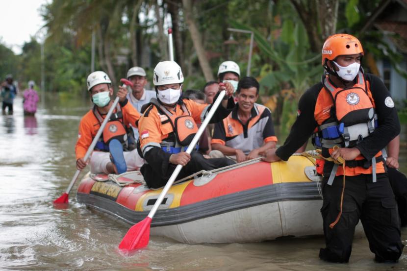 Badan Amil Zakat Nasional (BAZNAS) membantu warga yang menjadi korban terdampak banjir di Kabupaten Cilacap, Jawa Tengah. 