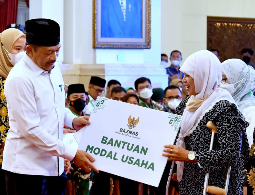 Badan Amil Zakat Nasional (BAZNAS) memberikan bantuan kepada para mustahik bertepatan dengan acara penyerahan Zakat Istana yang bertajuk Berkah Berzakat: Terima Kasih Muzaki, Terima Kasih Mustahik, di Istana Negara, Jakarta, Selasa (28/3/2023). 