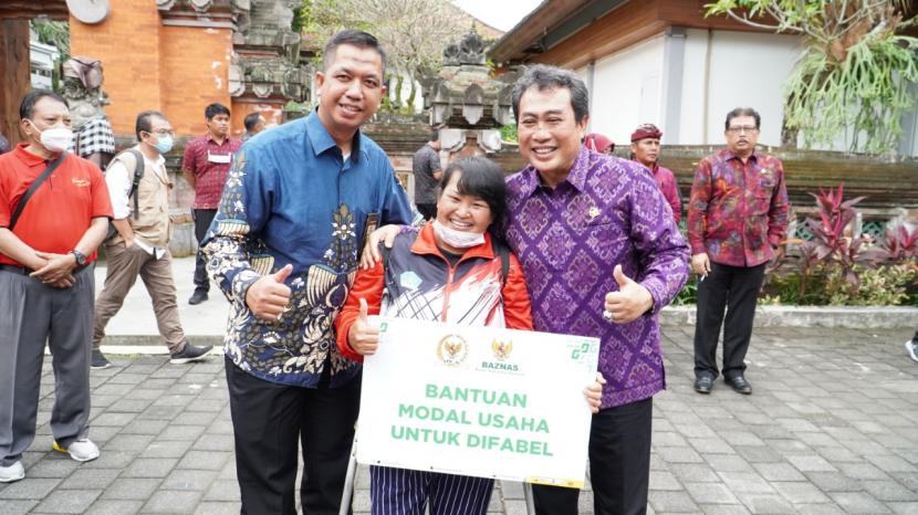 Badan Amil Zakat Nasional (Baznas) memberikan Bantuan Modal Usaha Difabel kepada 10 orang penerima manfaat di Kabupaten Gianyar, Bali, Senin (1/8/2022)