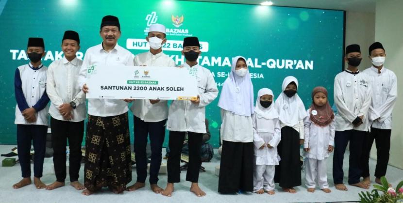Badan Amil Zakat Nasional (BAZNAS) memberikan santunan kepada 2.200 anak yatim dan dhuafa se-Indonesia pada puncak peringatan HUT BAZNAS RI ke-22.