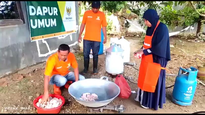 Badan Amil Zakat Nasional (Baznas) mendirikan dapur umum di lokasi terdampak banjir bandang di Kabupaten Aceh Tamiang, Provinsi Aceh sejak Sabtu (5/11/2022). 
