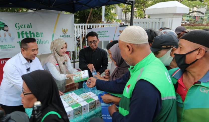Badan Amil Zakat Nasional (BAZNAS) mendistribusikan 20.000 Hidangan Berkah Ramadhan dalam rangka memenuhi kebutuhan gizi masyarakat rentan selama bulan Ramadhan 1444 H.