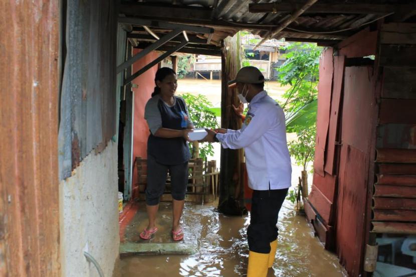 Badan Amil Zakat Nasional (Baznas) mendistribusikan 300 paket makanan siap saji berupa ZChicken untuk warga  terdampak banjir luapan Kali Ciliwung di kawasan Kebon Manggis, Matraman, Jakarta Timur, Senin (10/10/2022). 