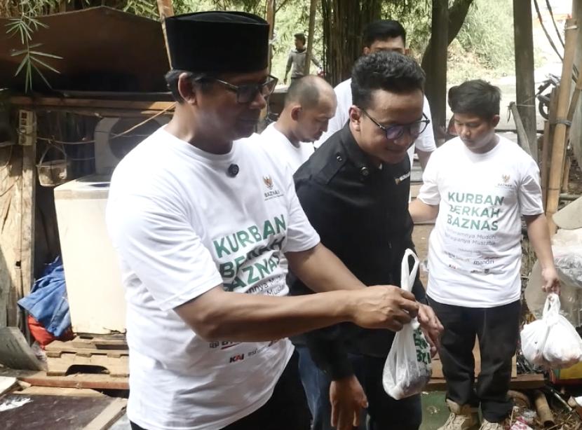 Badan Amil Zakat Nasional (Baznas) mendistribusikan paket daging kurban kepada masyarakat yang tinggal di Bantar Gebang, Bekasi, Jawa Barat. Sebanyak 1.800 kantong daging kurban didistribusikan di wilayah Jabodetabek.