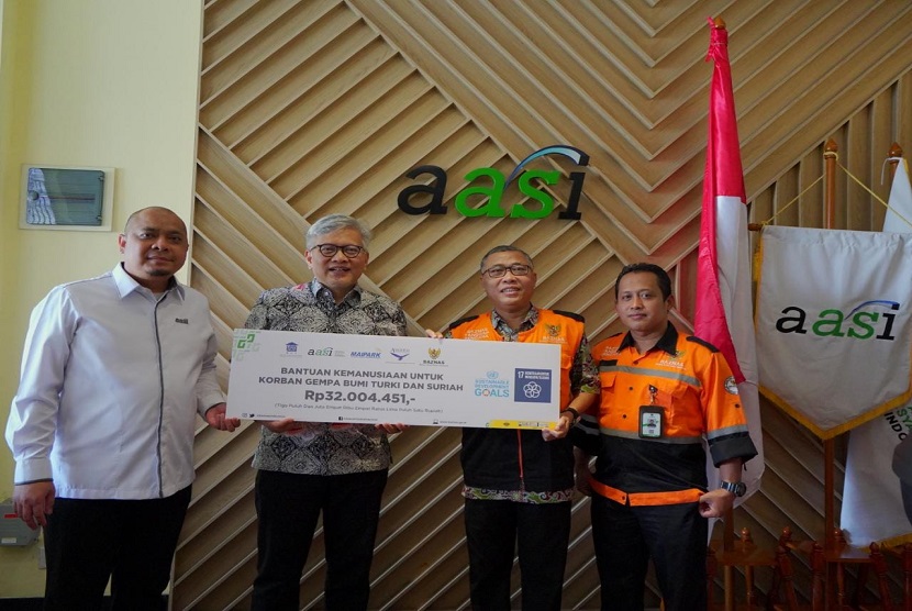 Badan Amil Zakat Nasional (Baznas) menerima penyerahan donasi dari Dewan Asuransi Indonesia untuk membantu para penyintas gempa di Turki. Penyerahan donasi sebesar Rp 32.004.451 tersebut diselenggarakan di Kantor Pusat AASI, Jakarta Timur, Senin (6/3/2023). 