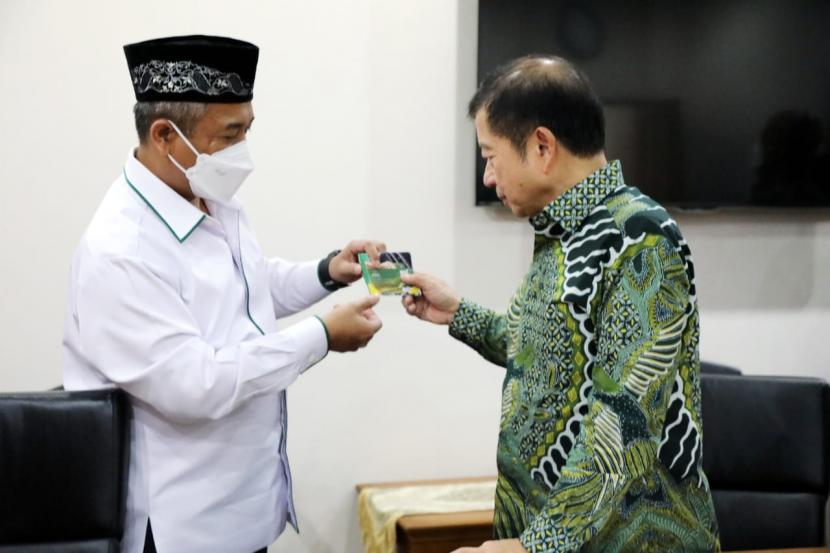 Badan Amil Zakat Nasional (Baznas) menerima penyerahan zakat dan infak Menteri Perencanaan Pembangunan Nasional (PPN)/Kepala Bappenas, Suharso Monoarfa, di Jakarta, Senin (25/4/2022). 