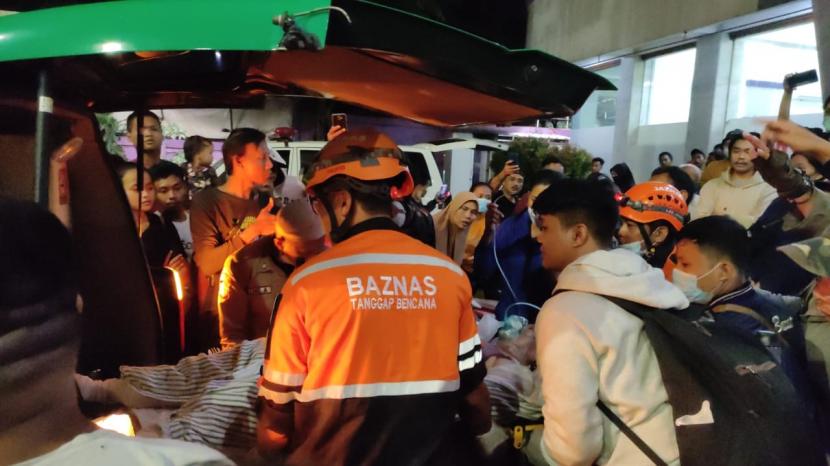 Badan Amil Zakat Nasional (BAZNAS) menerjunkan tim penyelamat untuk membantu para korban bencana kebakaran depo Pertamina di wilayah Plumpang, Jakarta Utara, Jumat malam (3/3/2023).