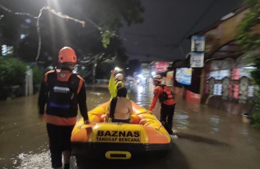 Badan Amil Zakat Nasional (Baznas) menerjunkan tim untuk membantu proses evakuasi korban banjir di Mampang Prapatan, Jakarta Selatan pada Selasa malam (4/10/2022). 