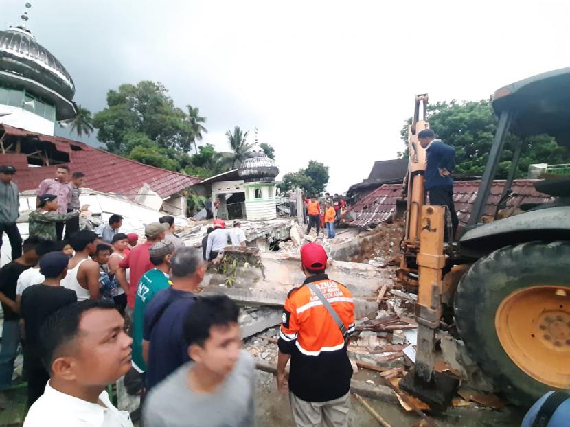 Badan Amil Zakat Nasional (Baznas) menerjunkan tim untuk memberikan pelayanan kemanusiaan kepada warga terdampak gempa bumi di Kabupaten Pasaman Barat, Sumatera Barat, Sabtu (26/2). 