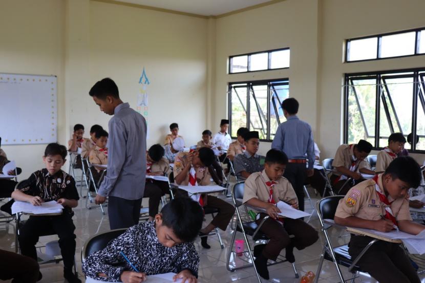 Badan Amil Zakat Nasional (BAZNAS) mengajak masyarakat berdonasi untuk meringankan beban pendidikan anak di tengah krisis Covid-19. Nantinya dana yang terkumpul akan disalurkan melalui Program Beasiswa Pasca Pandemi bekerja sama dengan Surya Edukasi Bangsa Foundation (SEBAF) dan Indonesia Scholarship Center (ISC). 