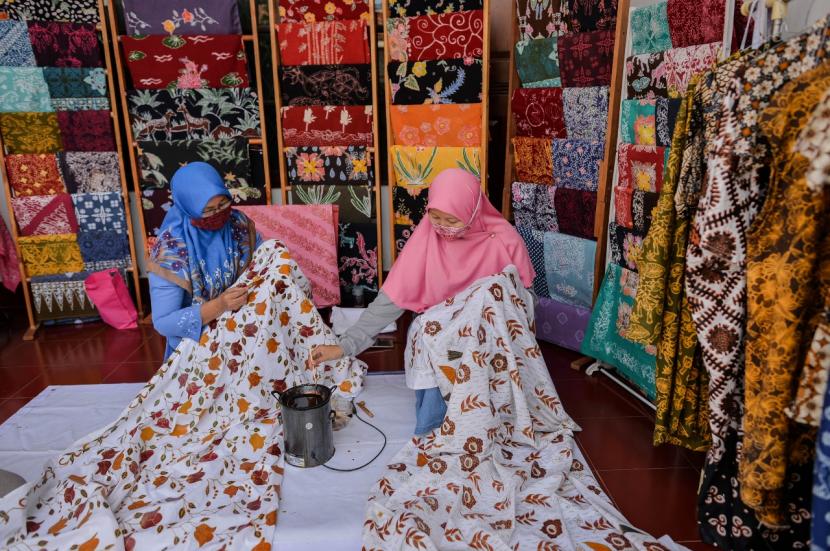 Badan Amil Zakat Nasional (BAZNAS) mengajak masyarakat untuk membeli batik dari para perajin tradisional di Indonesia. Ajakan ini disampaikan Direktur Utama BAZNAS, Arifin Purwakananta bertepatan dengan peringatan Hari Batik Nasional pada 2 Oktober 2020. 
