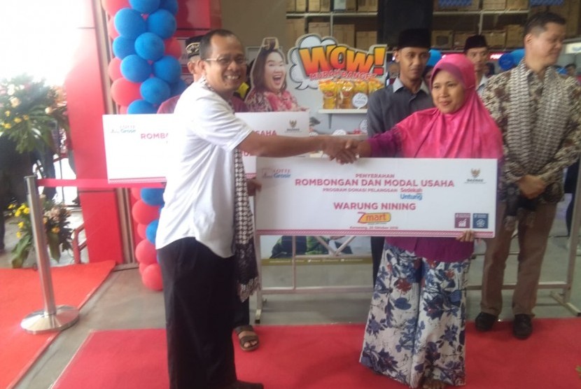  Badan Amil Zakat Nasional (Baznas) menggandeng Lotte Grosir untuk membantu Usaha Kecil Menengah (UKM) di Karawang, Jawa Barat. 