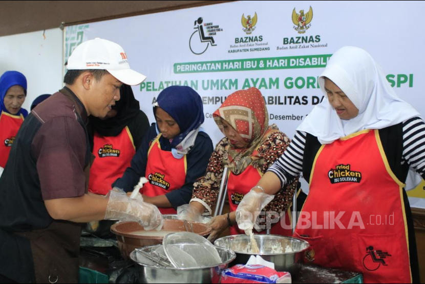 Badan Amil Zakat Nasional (BAZNAS) menggelar pelatihan UMKM ayam goreng krispi bagi perempuan disabilitas  di Kabupaten Sumedang, Jawa Barat, Kamis (22/12/2022).   Pelatihan tersebut diselenggarakan di Islamic Center Sumedang, Jawa Barat dan diikuti oleh 20 peserta dari perempuan disabilitas yang berasal dari diberbagai wilayah Jawa Barat. 