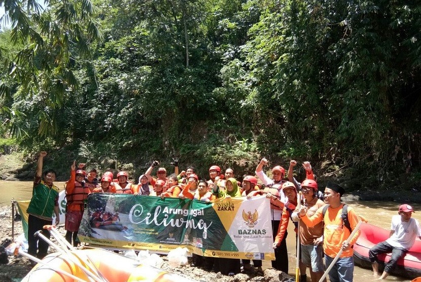 Badan Amil Zakat Nasional (BAZNAS) menggelar program Wisata Zakat dengan mengarungi Sungai Ciliwung, Sabtu (31/3).
