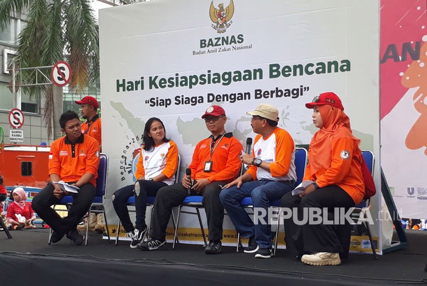  Badan Amil Zakat Nasional (Baznas) menggelar talk show 'Siap Siaga dengan Berbagi' dalam rangka memperingat Hari Kesiapsiagaan Bencana (HKB) di Car Free Day, Thamrin, Jakarta Pusat, Ahad (15/4).