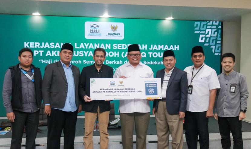 Badan Amil Zakat Nasional (Baznas) menjalin kerja sama dengan perusahaan yang bergerak dibidang jasa perjalanan Umroh dan Haji, PT. Akmalusya Fiqoh (Alfiq Tour), dalam program pengentasan kemiskinan di Indonesia.