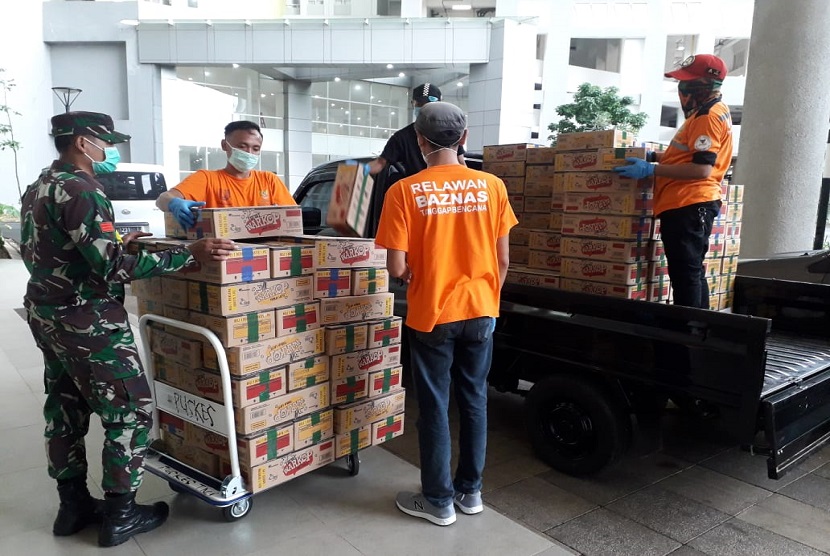 Badan Amil Zakat Nasional (BAZNAS) menyalurkan bantuan logistik berupa 500 dus kopi instan dari Garudafood untuk para tenaga medis di Rumah Sakit (RS) Darurat Covid-19 Wisma Atlet, Kemayoran, Jakarta Utara, Selasa (31/3).