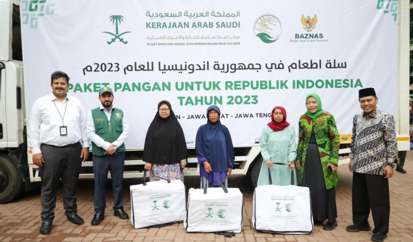 Badan Amil Zakat Nasional (BAZNAS) menyalurkan bantuan paket pangan Ramadhan dari King Salman Humanitarian Aid and Relief Center (KSRelief) kepada warga kurang mampu di Kampung Pemulung, Menteng Pulo, Jakarta Timur, Senin (20/3/2023).