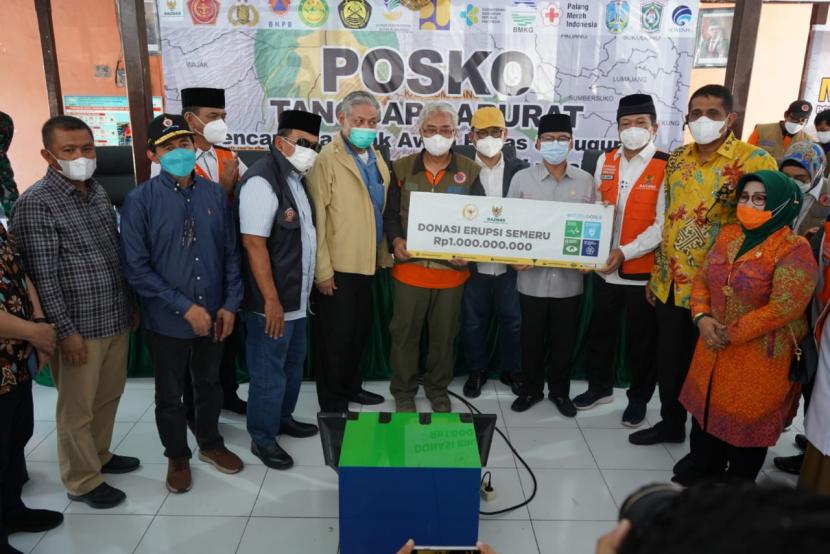 Badan Amil Zakat Nasional (Baznas) menyalurkan bantuan sebesar Rp 1 miliar untuk korban erupsi Semeru kepada Pemerintah Kabupaten Lumajang. Penyerahan bantuan dilakukan Ketua Baznas RI Noor Achmad, didampingi Ketua Komisi VIII DPR RI Yandri Susanto.