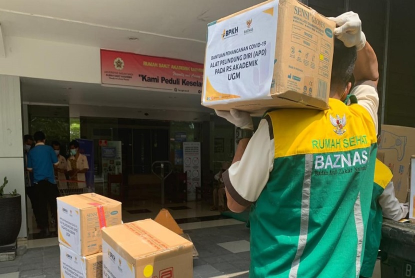 Badan Amil Zakat Nasional (BAZNAS) menyalurkan donasi Alat Pelindung Diri (APD) dari Badan Pengelola Keuangan Haji (BPKH) kepada Rumah Sakit Akademik UGM Yogyakarta, dalam upaya menanggulangi penyebaran Covid-19. 