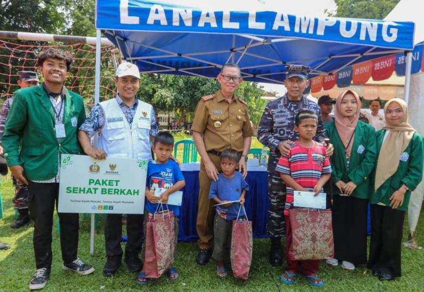 Badan Amil Zakat Nasional (Baznas) menyalurkan sejumlah bantuan kepada masyarakat dalam acara Pembinaan Potensi Maritim Sekala Besar di Kabupaten Pesawaran, Lampung, Kamis (10/8/2023).