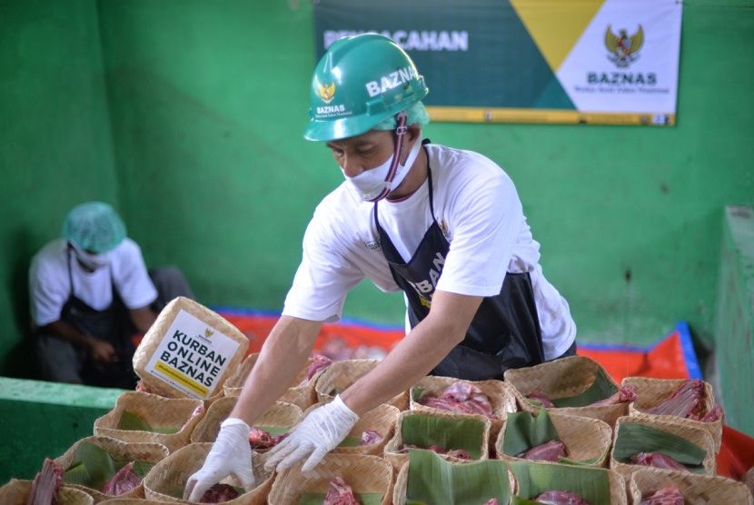 Badan Amil Zakat Nasional (BAZNAS) menyelenggarakan kegiatan penyembelihan hewan qurban dalam Program Kurban Online BAZNAS di 58 titik penyaluran di 229 Desa, 54 Kabupaten atau Kota dari 24 Provinsi di Indonesia.