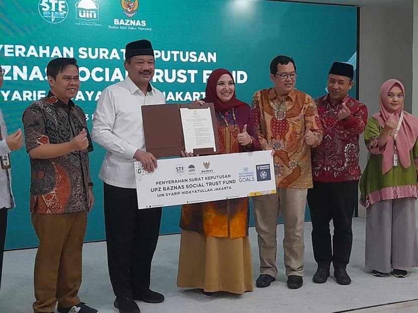 Badan Amil Zakat Nasional (Baznas) menyerahkan surat keputusan Unit Pengumpul Zakat (UPZ) Baznas Social Trust Fund (STF) UIN Syarif Hidayatullah Jakarta pada Jumat (3/2/2023) di Kantor Baznas. 