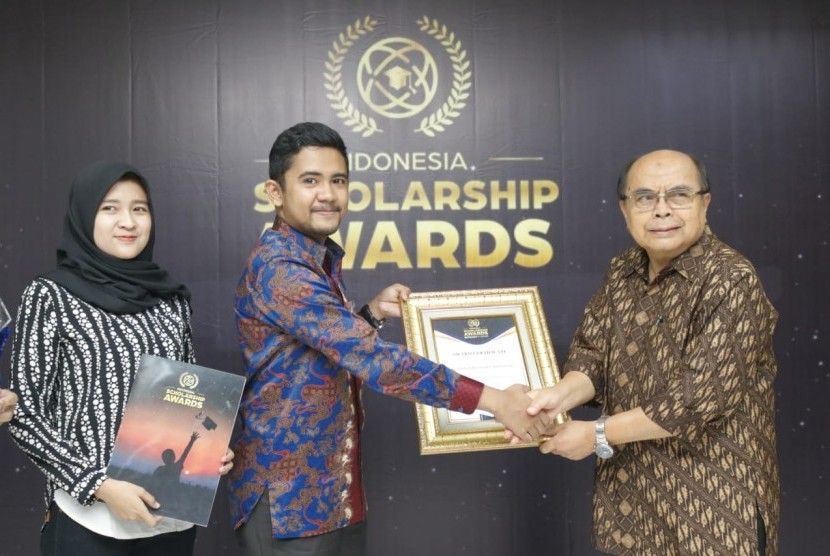 Badan Amil Zakat Nasional (Baznas) meraih penghargaan Indonesia Scholarship Award sebagai lembaga penyedia beasiswa terfavorit.  