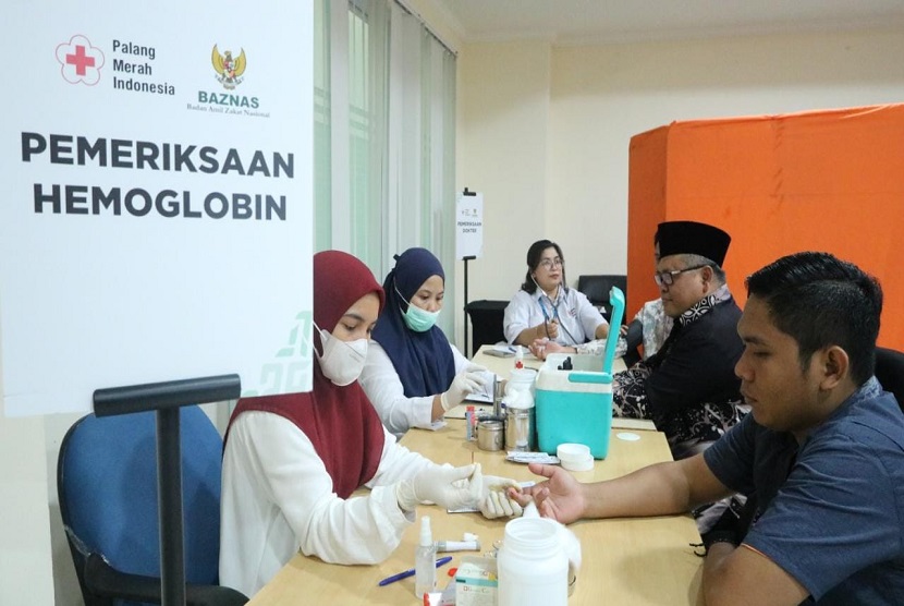 Badan Amil Zakat Nasional (Baznas) RI bekerja sama dengan PMI Kota Tangerang mengadakan kegiatan donor darah dengan tema Berkah Berdonor, di Gedung Baznas RI, Jakarta, Jumat (16/6/2023). 