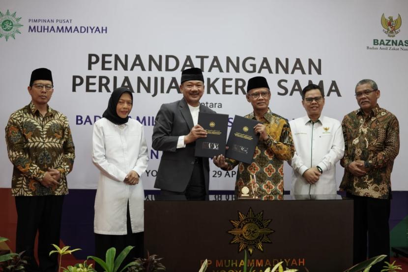 Badan Amil Zakat Nasional (BAZNAS) RI bekerja sama dengan Pimpinan Pusat (PP) Muhammadiyah menggulirkan program pengembangan sumber daya manusia (SDM) yang unggul melalui program pendidikan maupun beasiswa.