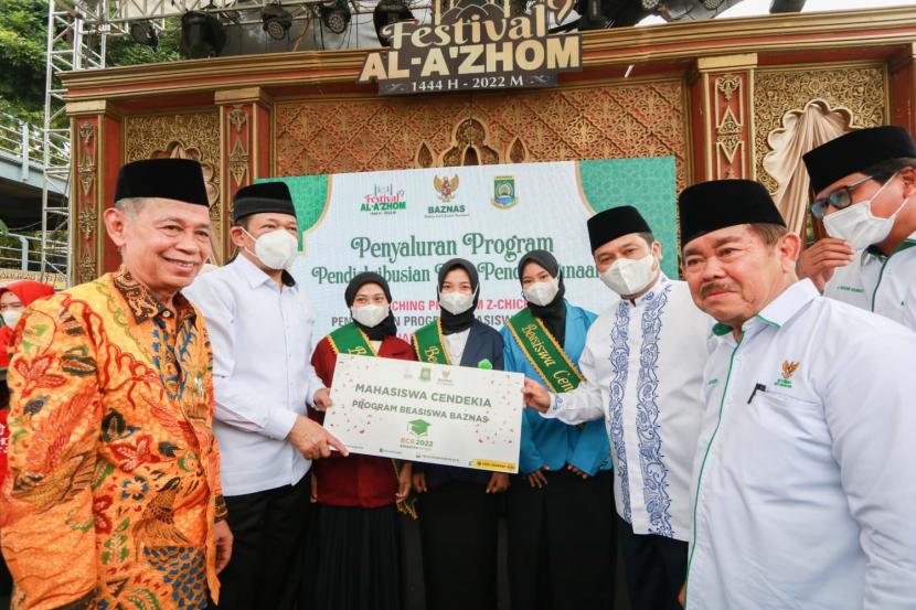 Badan Amil Zakat Nasional (Baznas) RI bersama Baznas Kota Tangerang dan Pemerintah Kota Tangerang meluncurkan program bantuan beasiswa dan pembinaan mualaf, di Kota Tangerang, Banten, Jumat (30/9/2022). 