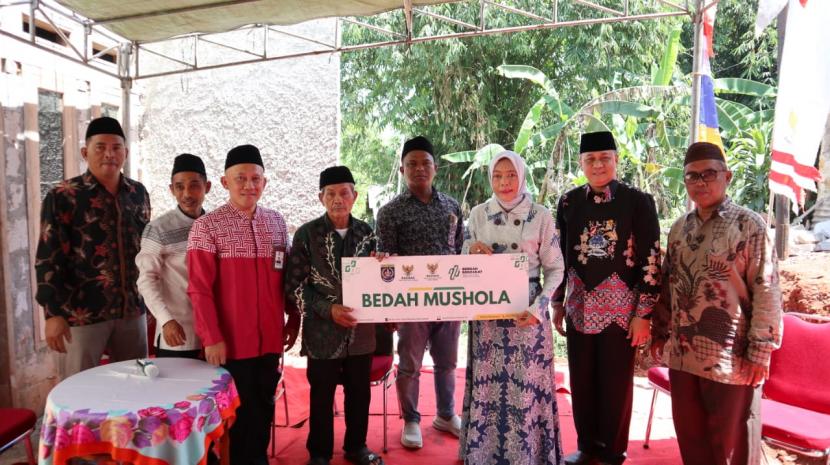 Badan Amil Zakat Nasional (Baznas) RI bersama Baznas Kota Depok menggelar program Bedah Mushola di Pasir Putih, Sawangan, Kota Depok, Jawa Barat, Sabtu (15/4/2023). 