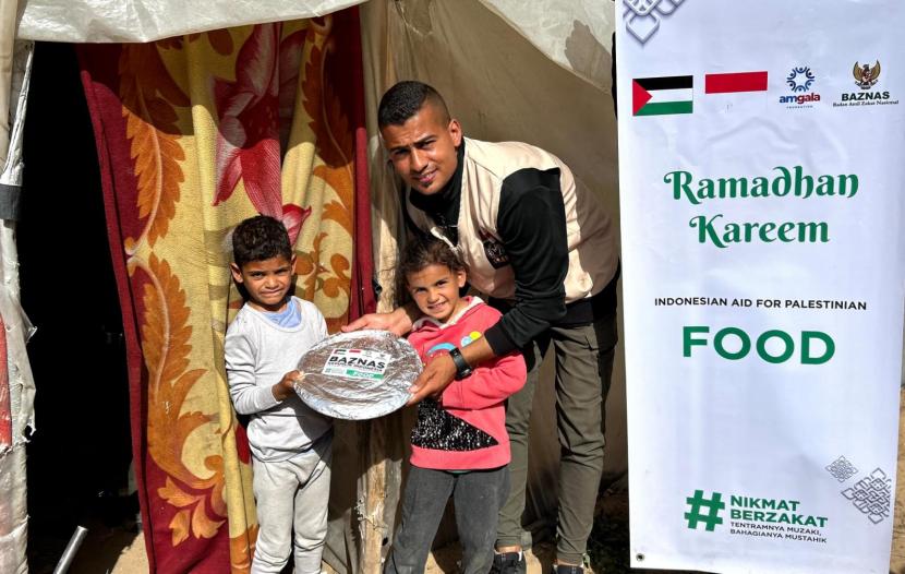 Badan Amil Zakat Nasional (Baznas) RI bersama International Networking for Humanitarian (INH) mendistribusikan Hidangan Berkah Ramadhan bagi warga Palestina yang berada di sejumlah kamp pengungsian di Jalur Gaza, Palestina. 