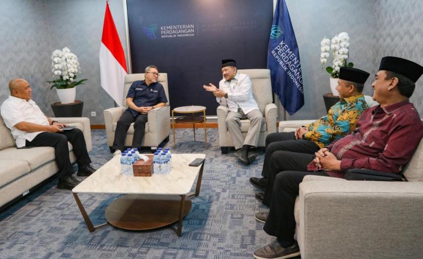 Badan Amil Zakat Nasional (Baznas) RI bertemu dengan Menteri Perdagangan Zulkifli Hasan di Kantor Kementerian Perdagangan, Jakarta.