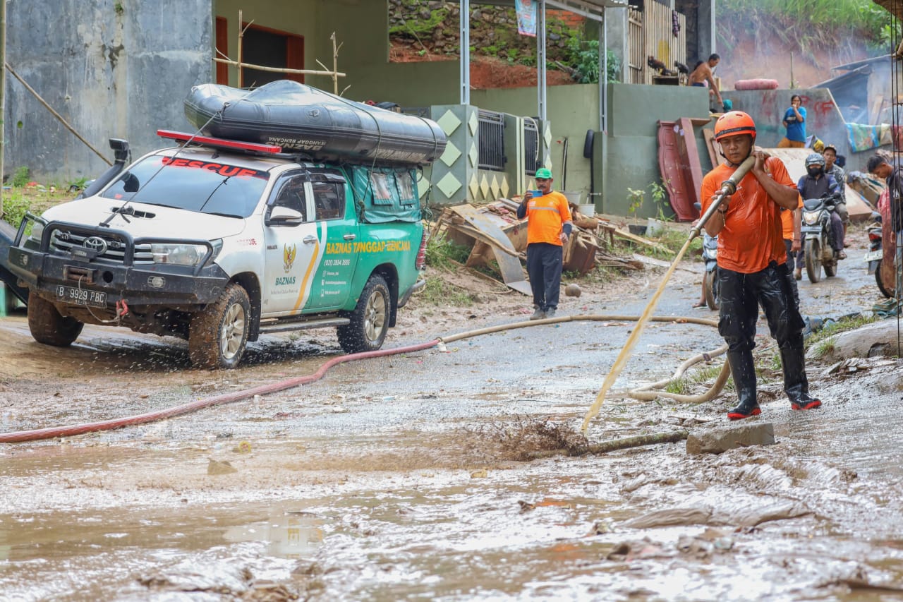 Badan Amil Zakat Nasional (BAZNAS) RI melalui BAZNAS Tanggap Bencana (BTB) melakukan aksi resik di musala dan rumah tinggal warga yang terdampak bencana alam berupa banjir bandang dan tanah longsor di Sukabumi, Jawa Barat.