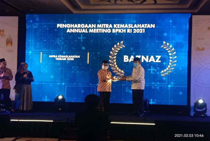 Badan Amil Zakat Nasional (BAZNAS) RI menerima penghargaan dari Badan Pengelola Keuangan Haji (BPKH), sebagai Mitra Kemaslahatan Terbaik Tahun 2020, pada acara Annual Meeting BPKH 2021, di Hotel Pullman, Jakarta, Rabu (3/2). Ketua BAZNAS RI, Prof. Dr. KH. Noor Achmad, MA dan Wakil Ketua BAZNAS Mokhamad Mahdum, turut hadir pada acara tersebut. 