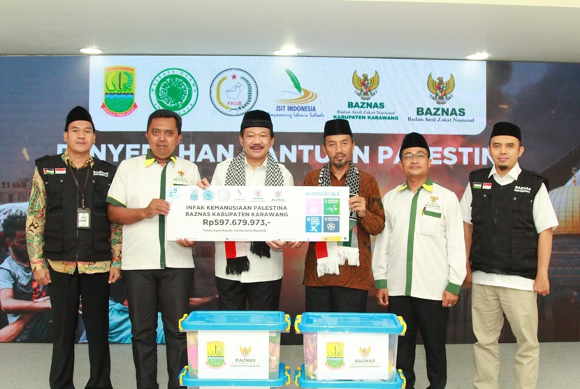 The National Amil Zakat Agency (Baznas) RI received the distribution of Palestinian humanitarian income from BAZNAS of Karawang Regency amounting to Rp 597,679,973. Symbolically, the Chairman of Baznas Karawang Regency, H Karmin was handed over to Baznas RI Chairman Prof. KH Noor Achmad, at Baznas RI Building, Jakarta, Wednesday (6/12/2023).