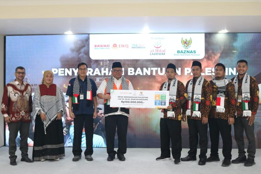Badan Amil Zakat Nasional (Baznas) RI menerima penyerahan donasi infak kemanusiaan Palestina sebesar Rp 100 juta dari Lembaga Amil Zakat (LAZ) Al Hilal Bandung Jawa Barat. 