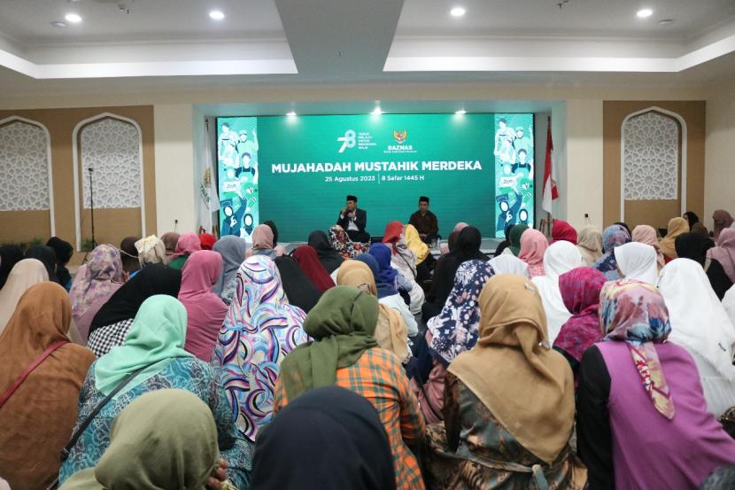 Badan Amil Zakat Nasional (Baznas RI) menggelar tadarus dan mujahadah bersama para mustahik atau penerima manfaat di Aula Achmad Subianto Lantai 5 Gedung Baznas RI, Jakarta pada Jumat (25/8/2023).