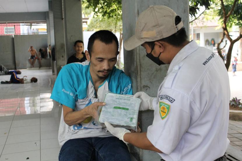  Badan Amil Zakat Nasional (Baznas) RI menyalurkan paket kurma hasil kerja sama dengan King Salman Humanitarian Aid and Relief Center di dua lokasi berbeda di Bekasi, Jawa Barat. 