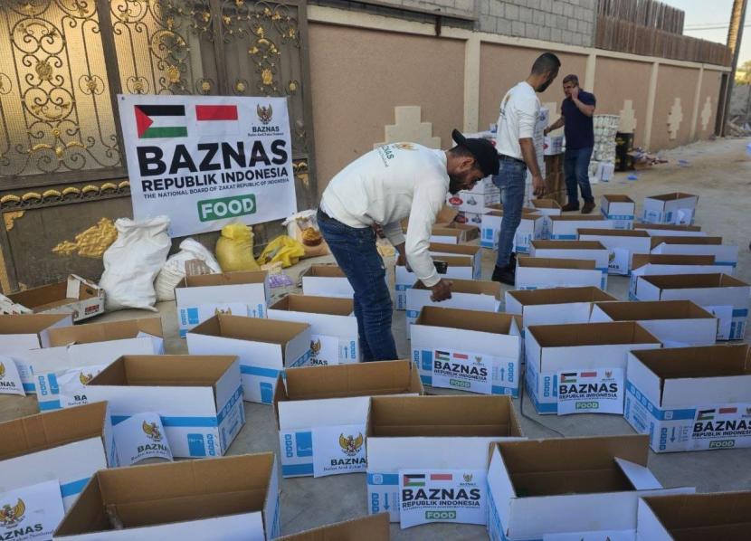Badan Amil Zakat Nasional (BAZNAS) RI telah memulai proses pengemasan tahap pertama bantuan kemanusiaan untuk Palestina sebanyak enam truk kontainer di gudang yang berlokasi di New Cairo, Mesir.