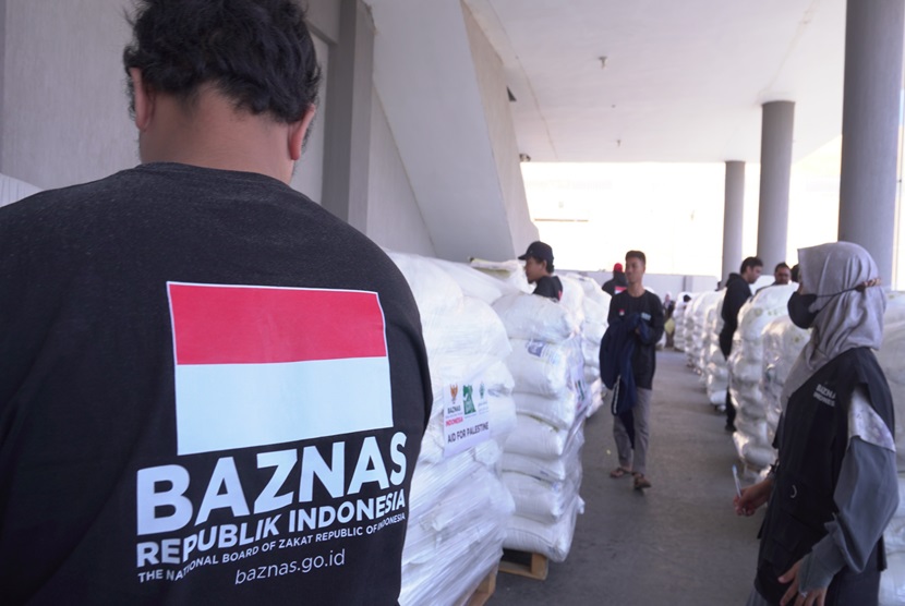 The National Amil Zakat Agency (Baznas) RI has started the process of packaging the first phase of humanitarian aid for Palestine in 6 container trucks in a warehouse located in New Cairo, Egypt.