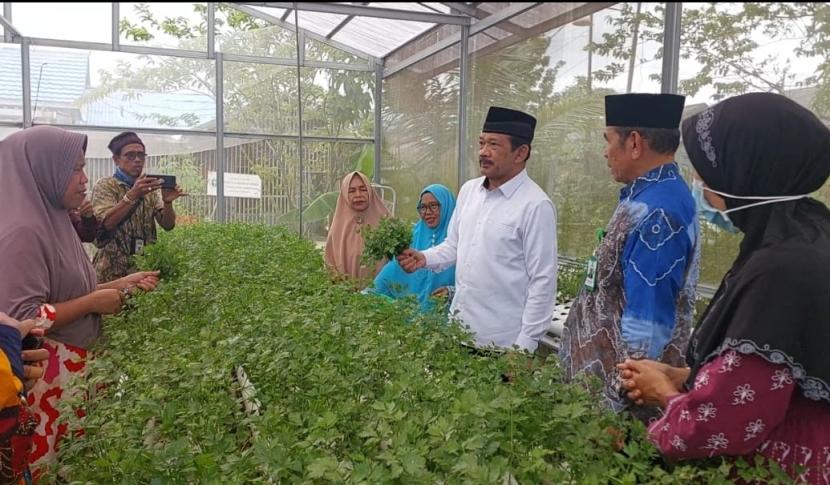 Badan Amil Zakat Nasional (Baznas) terus berupaya meningkatkan perekonomian masyarakat rentan, termasuk para mustahik yang berada di Banjarmasin, Kalimantan Selatan. 