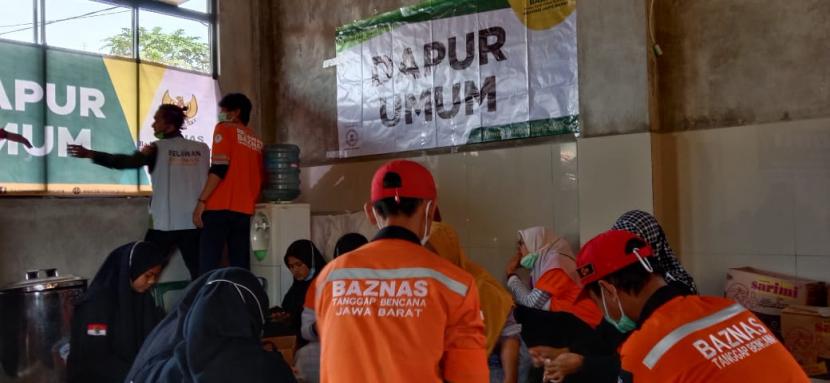 Badan Amil Zakat Nasional (BAZNAS) turun langsung melayani masyarakat terdampak bencana banjir dan tanah longsor di dua lokasi berbeda, yakni di Sumedang, Jawa Barat dan Banjar, Kalimantan Selatan.