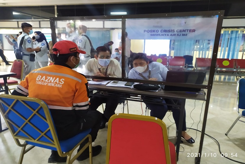 Badan Amil Zakat Nasional (BAZNAS) turut memberikan bantuan dengan menerjunkan tim pasca kecelakaan pesawat Sriwijaya Air SJ182, yang terjadi di perairan Kepulauan Seribu, Sabtu (9/1). BAZNAS menurunkan tim penyelamat dan tim medis untuk bertugas di berbagai titik.