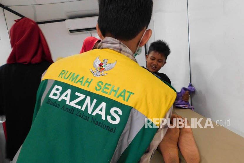 Badan Amil Zakat Nasional menggelar khinatan massal untuk peringati peresmian Rumah Sakit Lapangan di Kabupaten Sigi, Kamis (8/11). 
